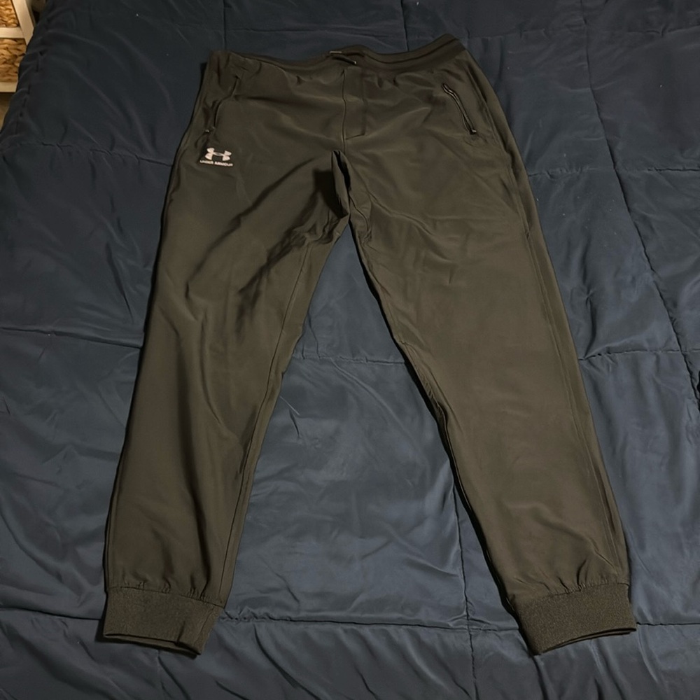 Under Armour joggers fitted - size medium - black